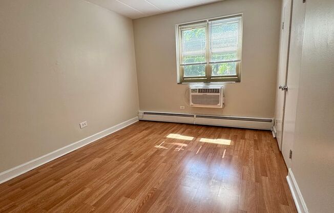 2 beds, 1 bath, $1,850, Unit 302