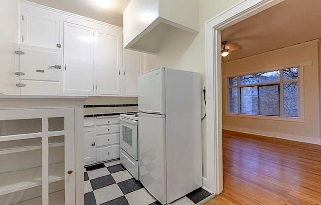 1 bed, 1 bath, 720 sqft, $1,575, Unit 114