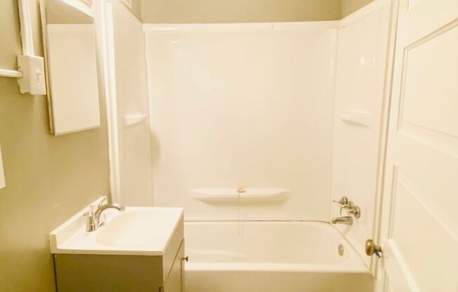 2 beds, 1 bath, $1,595, Unit Unit A