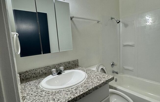 2 beds, 1 bath, 682 sqft, $1,300, Unit 35