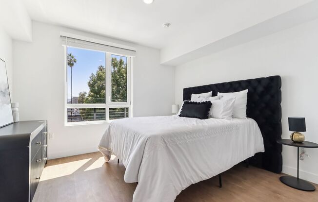 2 beds, 2 baths, 879 sqft, $3,100, Unit 423