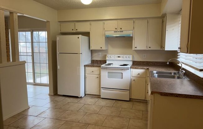 2 beds, 1.5 baths, $925, Unit 205 Mockingbird Unit B