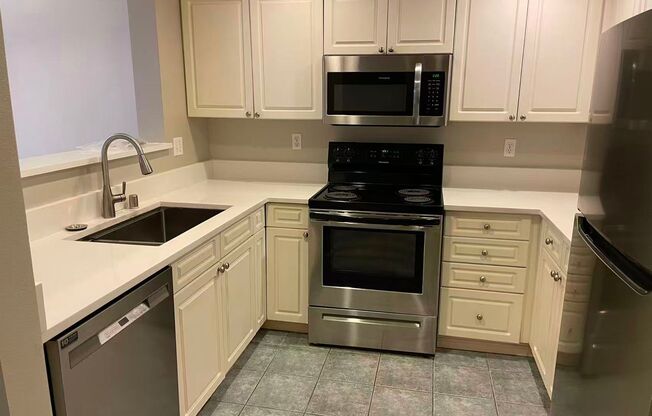 Nice 2-bed, 2-bath condo in Roosevelt Way Seattle for rent!