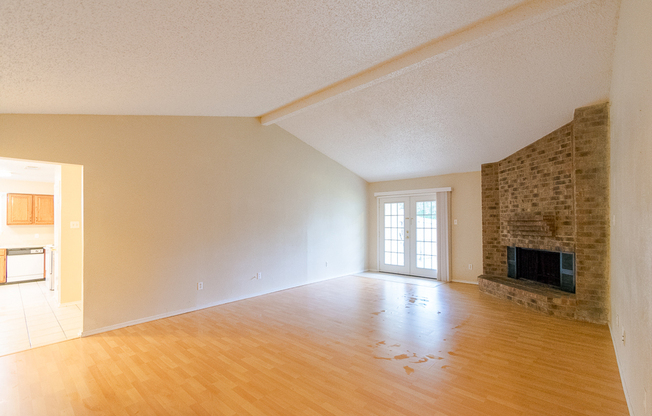 Beautifully crafted 3-2-2 in Plano! Laminate Wood Flooring Throughout!