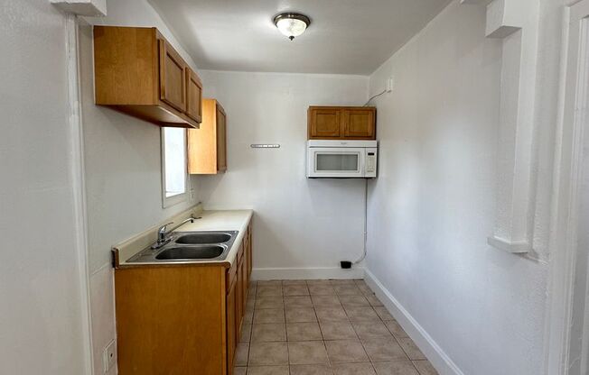 2 beds, 1 bath, $850, Unit 210