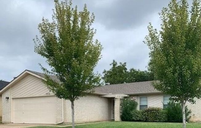 Nice 3 Bedroom, 2 Full Bath Home Located In SW Ft. Worth!