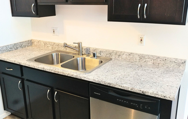 2 beds, 1 bath, 810 sqft, $1,105, Unit 20-C