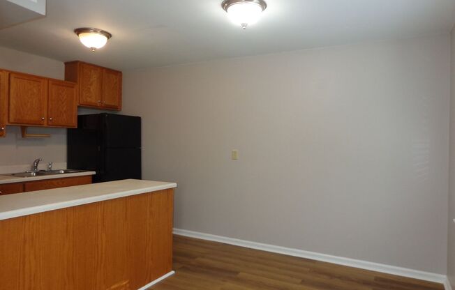 2 beds, 1 bath, 850 sqft, $1,300, Unit Unit 3-D