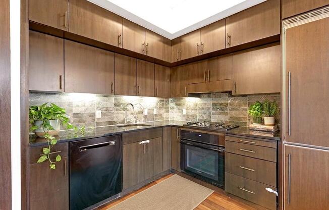 1 bed, 1 bath, 738 sqft, $4,300, Unit 1005