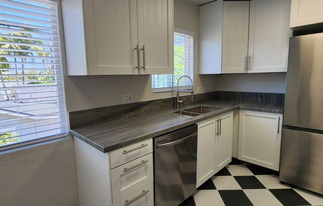 Kensington: Renovated Spacious Residence: Cook's kitchen, Includes parking