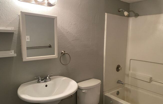 1 bed, 1 bath, 633 sqft, $675, Unit Apt 4