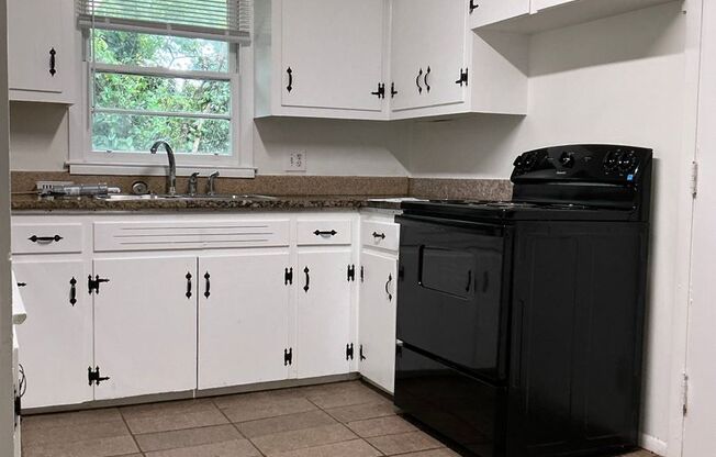 3 bedroom 2 bathroom house conveniently located in Athens