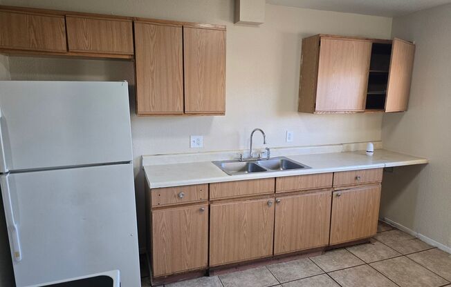 2 beds, 1 bath, 750 sqft, $1,095, Unit UNIT 4