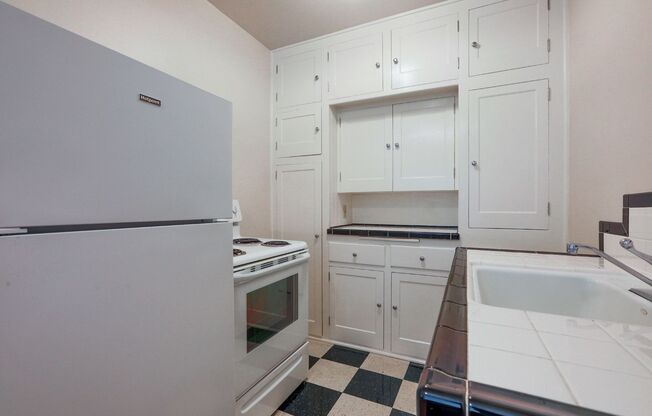 Studio, 1 bath, 425 sqft, $1,175, Unit 107