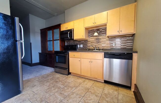 1 bed, 1 bath, 689 sqft, $920, Unit 214