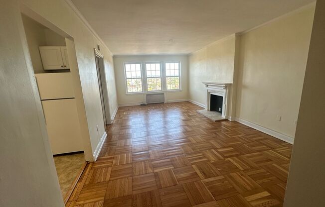 1 bed, 1 bath, 768 sqft, $1,400, Unit Royal York 807