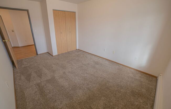 3 beds, 1 bath, 1,070 sqft, $995, Unit 1414-102