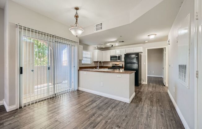 Modern 2 Bed/2 Bath Condo near Lone Mountain!