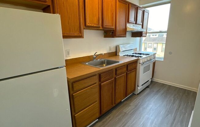 3 beds, 1 bath, $1,325, Unit 2C