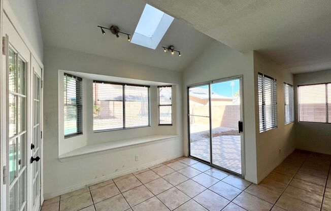 SPACIOUS 3BD/2.5BA HOME IN HENDERSON! W/ LOFT AND COVERED PATIO!