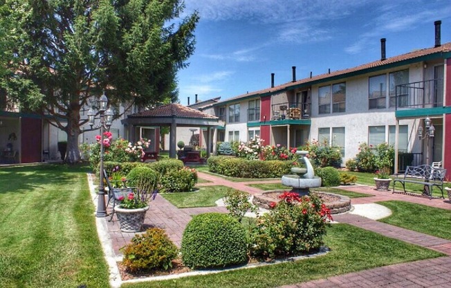 Northpoint Apartments Outdoor Courtyard with Fountain and Landscaping