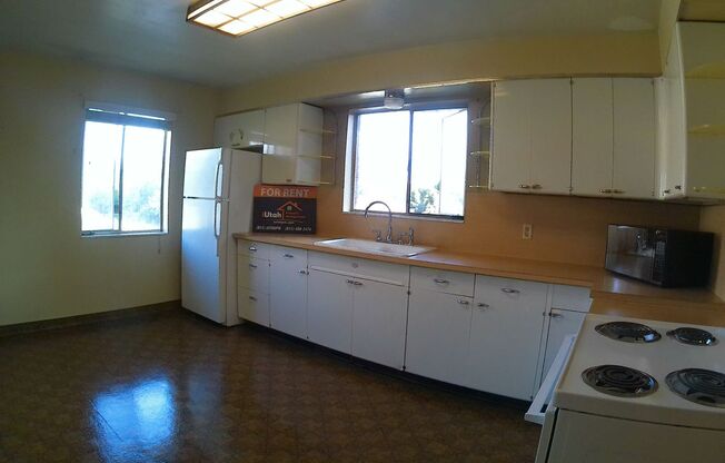 3 beds, 1 bath, 1,200 sqft, $1,400