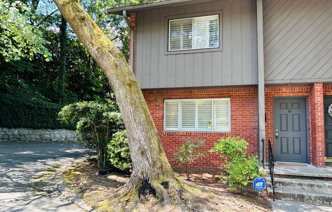 Beautiful 2 bedroom townhome near Emory University! Must see!