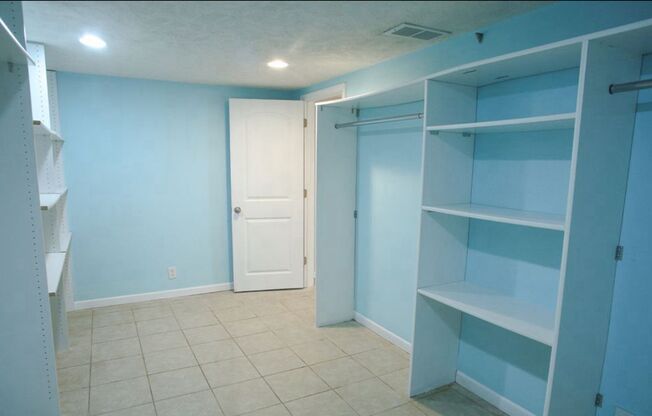 1 bed, 1 bath, $1,000, Unit Basement - Basement