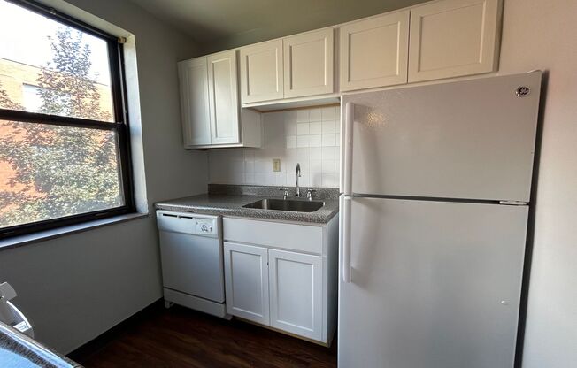 3 beds, 1 bath, 1,000 sqft, $2,190, Unit 6224 Fifth Ave. #216F