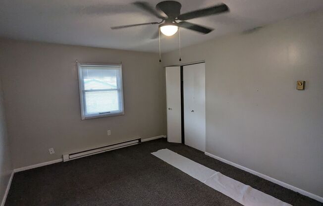 3 beds, 1 bath, 1,100 sqft, $1,050, Unit Unit 10