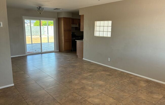 Spacious 4 BR 2BA w/ Large Lot in Paradise Valley!! Located at 36th St and Greenway