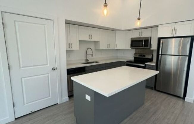 3 beds, 2 baths, 1,400 sqft, $1,895, Unit 572