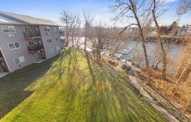 2B / 1B Apartment on the Clark Fork River!