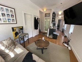 2 beds, 1 bath, $3,000, Unit 2