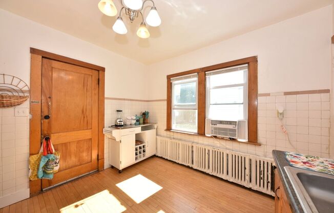 3 beds, 1 bath, $1,895, Unit 2906 N. Maryland Ave.