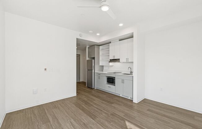 Studio, 1 bath, 290 sqft, $1,550, Unit 221