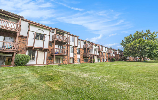 An exterior apartment buildings with a green lawn in front at Apple Ridge Apartments, Michigan, 49534