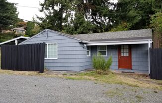 Charming Kenmore Cottage Three Blocks from Lake Washington