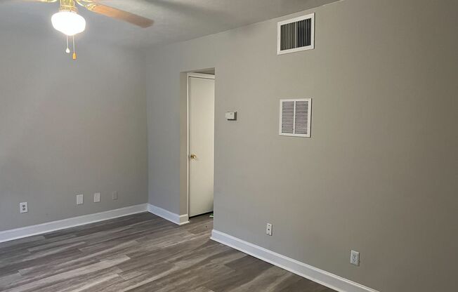 Studio, 1 bath, 475 sqft, $929, Unit 11