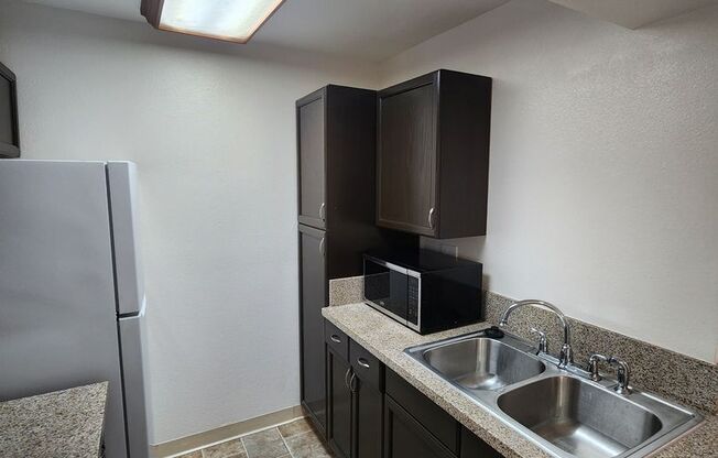 Gorgeous and Comfortable - Dual Master Suites - 2BD/2BA - East Mission Valley