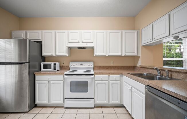 Beautiful Townhome 2-bedroom, 2.5-bathroom  in the desirable Fort Myers