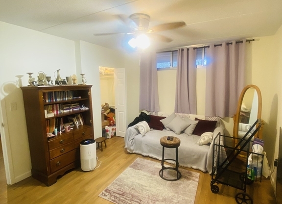 2 beds, 1 bath, 850 sqft, $2,675, Unit T-37