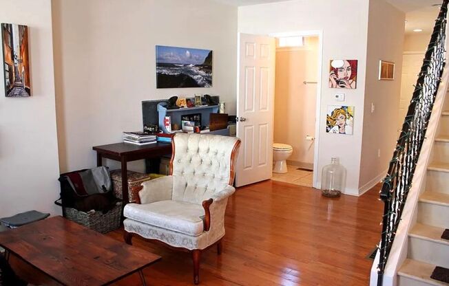 Gorgeous 2-Bedroom Townhome in the Heart of Olde Richmond! Available NOW!