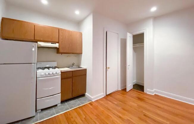 1 bed, 1 bath, $3,000, Unit 2-R