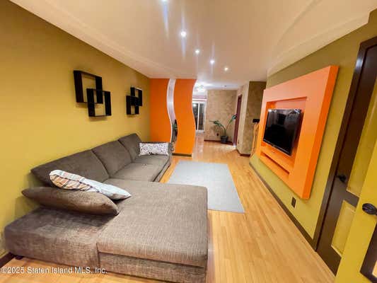 21 PEARSALL ST