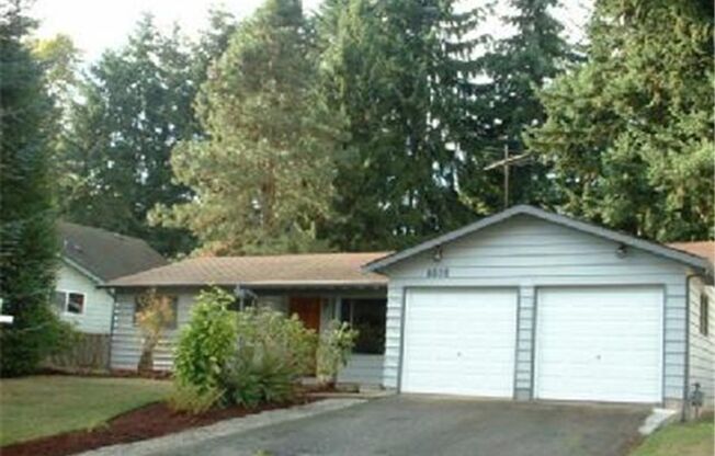 Cozy Redmond rambler with large fenced yard $2,700/mo