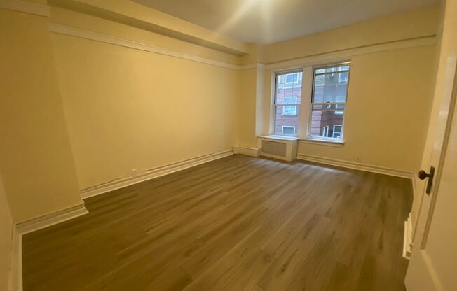 1 bed, 1 bath, 572 sqft, $1,510, Unit Old King Edward 15