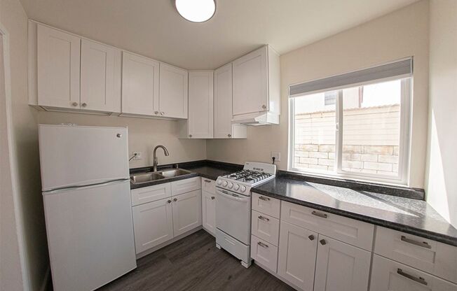 Pacific Beach - Downstairs Remodeled Studio with Assigned Parking- 1 Mile to the Beach