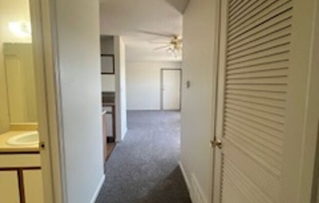 1 bed, 1 bath, 670 sqft, $1,049, Unit 69