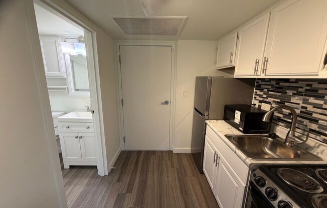 Studio, 1 bath, 400 sqft, $995, Unit 240W